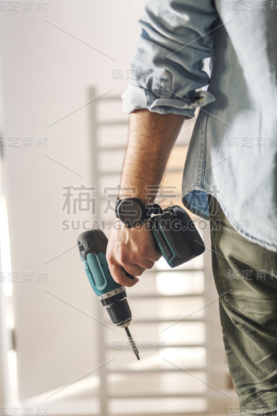 关闭螺丝刀机器。