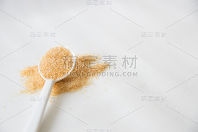 白底红糖。