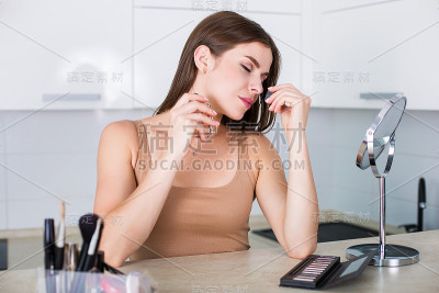 女人化妆