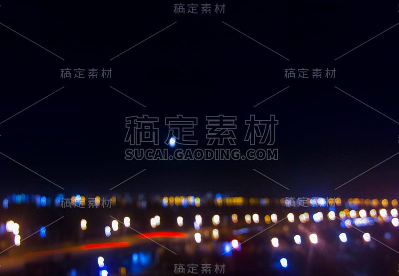 夜城的火光，汽车的灯光。