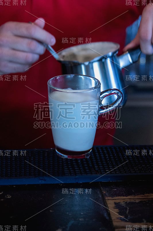 桌上的咖啡杯