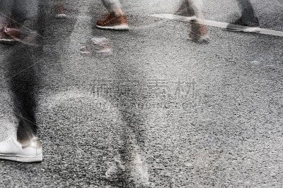 在城市街道上跑马拉松的人们。动态模糊。