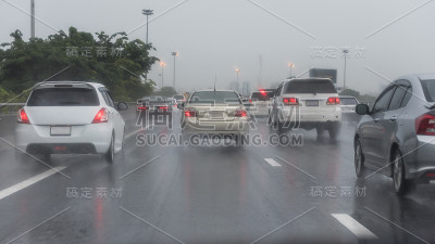 雨天高速公路上堵车了