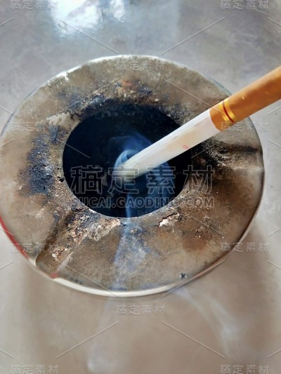 被点燃的香烟