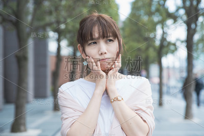 震惊的女人带着悲伤的表情
