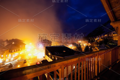 法国滑雪胜地Les 2 Alpes的夜景
