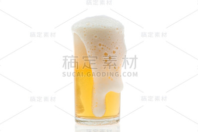 白色背景上的冰冻淡啤酒。