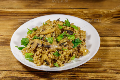 木桌上美味的蘑菇烩饭