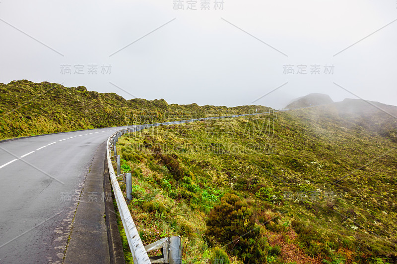 亚速尔群岛大雾中的山路。