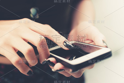 女人的手触摸智能手机