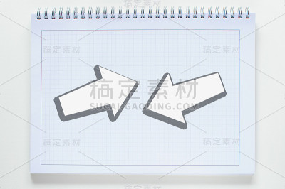 螺旋簿上的空白白色箭头