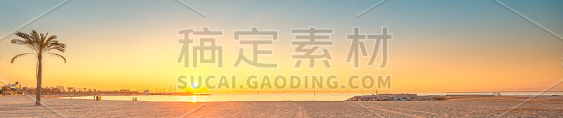 日出时巴塞罗那的巴塞罗那海滩