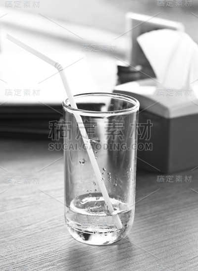 黑白调的一杯水喝。