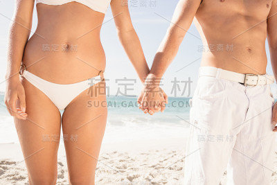 年轻夫妇手牵着手