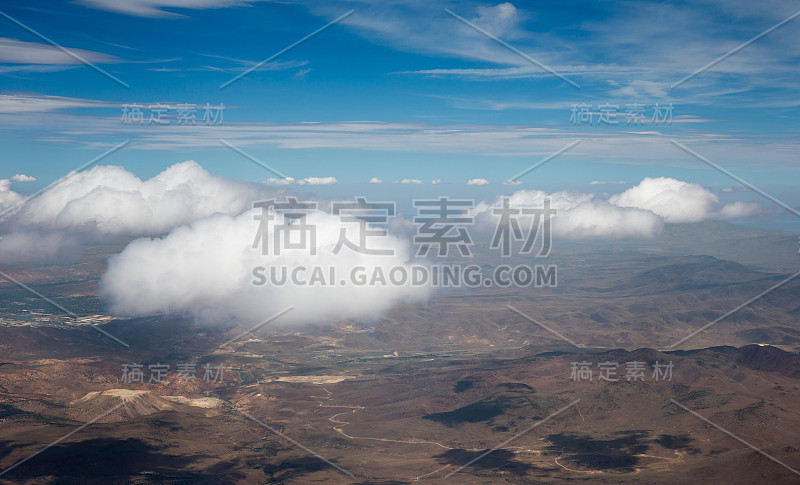 从空中观察天空、云彩和沙漠