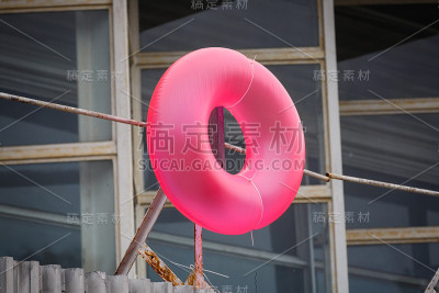 金属背景上的大充气甜甜圈