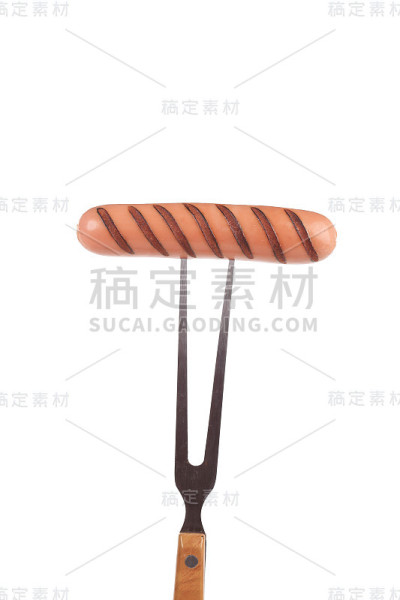 用叉子烤香肠。