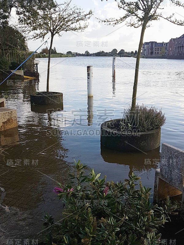 由于荷兰IJssel河的高水位，街道上的家具在水中