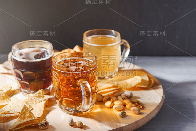 三杯不同的精酿啤酒