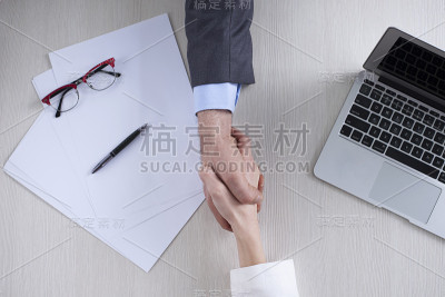 男人和女人握手的俯视图