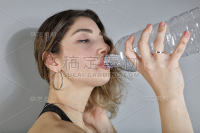 可爱快乐的少女喝水后，运动