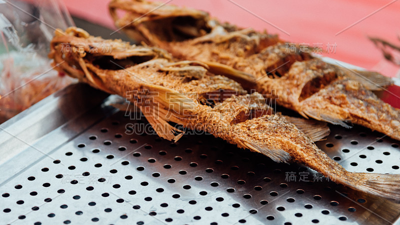 姜黄蒜炸鱼是泰国曼谷街头小吃市场的一种食物