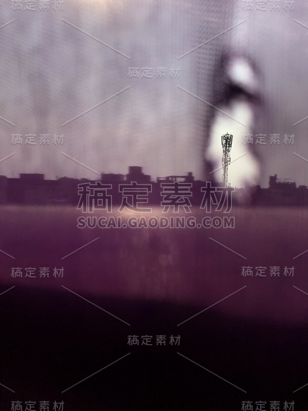 通过移动网络塔孔