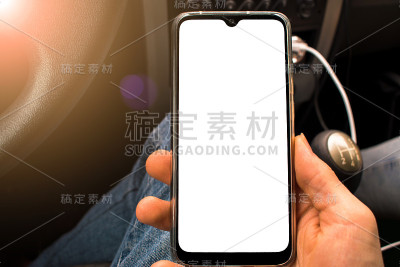 电话白屏幕在车里。手机正在车里充电。