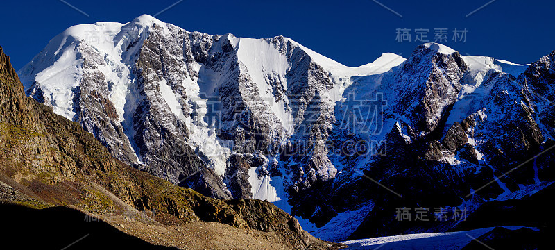 阿尔泰山雪峰的高对比度视图，全景