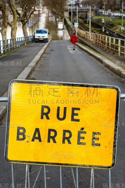 由于塞纳河在冬季洪水中淹没了码头，沿着RER C铁路通往Grenelle港口的道路被一道安全屏障关闭