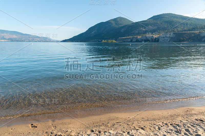 夏天有奥卡那根湖、沙滩、蓝天和高山