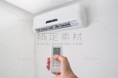 白墙上的空调机遥控器。