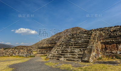 特奥蒂瓦坎是前哥伦布时期的中美洲城市，位于墨西哥盆地，距现在的墨西哥城东北30英里(48公里)