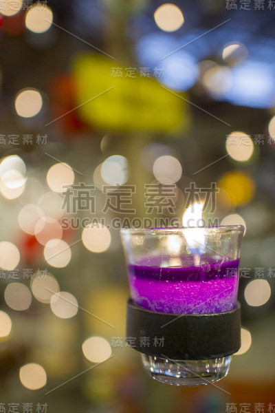 烛火在夜里与白烛相辉映