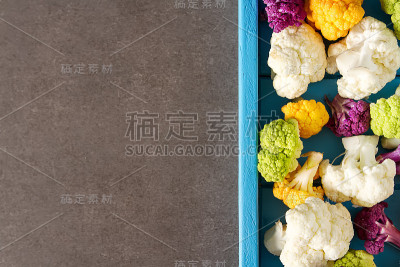 彩虹般的食物。紫花椰菜，橙花椰菜和西兰花，从当地市场在伦敦。素食主义者和素食主义者的食物。黑暗的背景