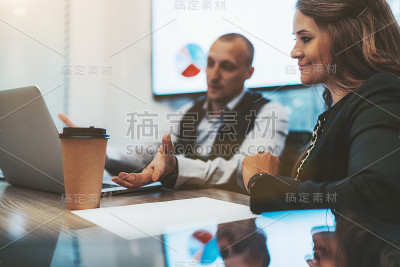 在董事会会议室举行的商务会议