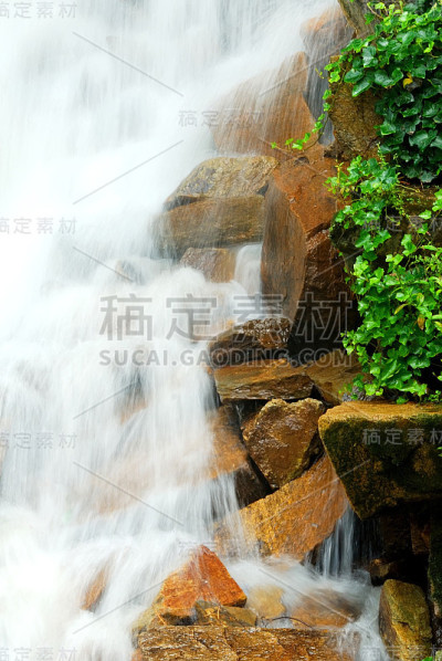 瀑布在岩石