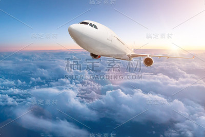 商业飞机在云层上飞行