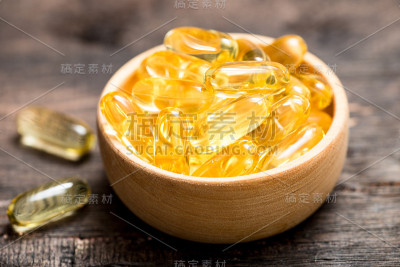 鱼油胶囊与欧米加3和维生素d的健康饮食概念。
