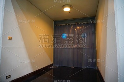 带景观的塑料窗帘走廊