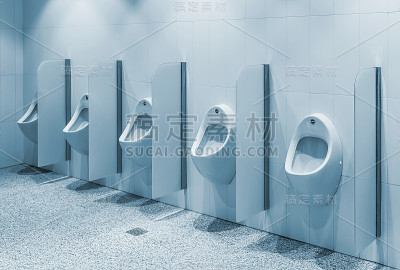 公共厕所中的小便池