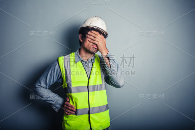 工程师遮住脸