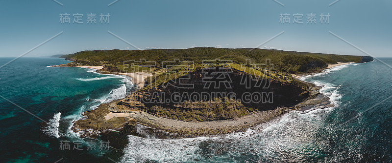 无人机拍摄的崎岖的海岸线和海滩