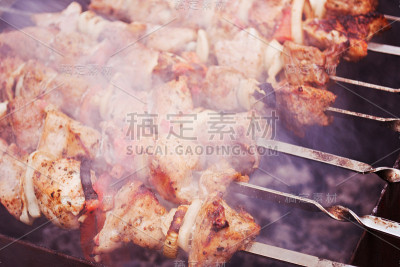 烤肉串放在燃烧的炭火上