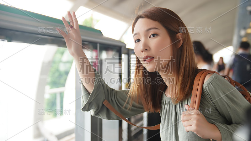 年轻女子旅行者背包和帽子旅行到新加坡市中心。新加坡旅游的概念。