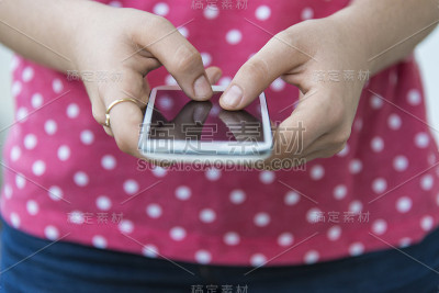 少女使用智能手机