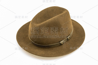棕色毡帽，从侧面取下，孤立在白色背景下