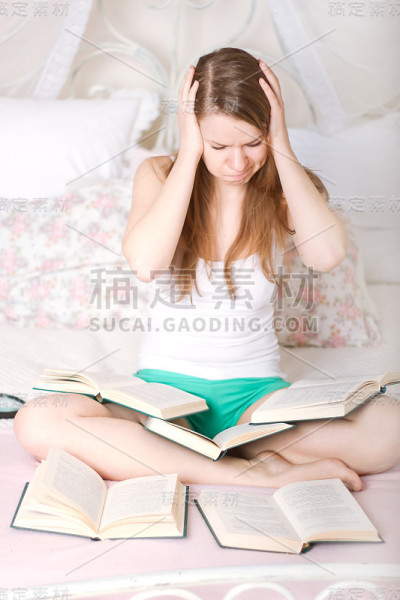 受惊的女孩躺在床上看书