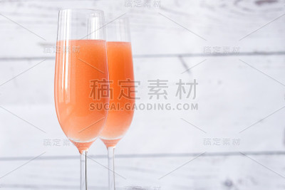 两杯贝里尼鸡尾酒