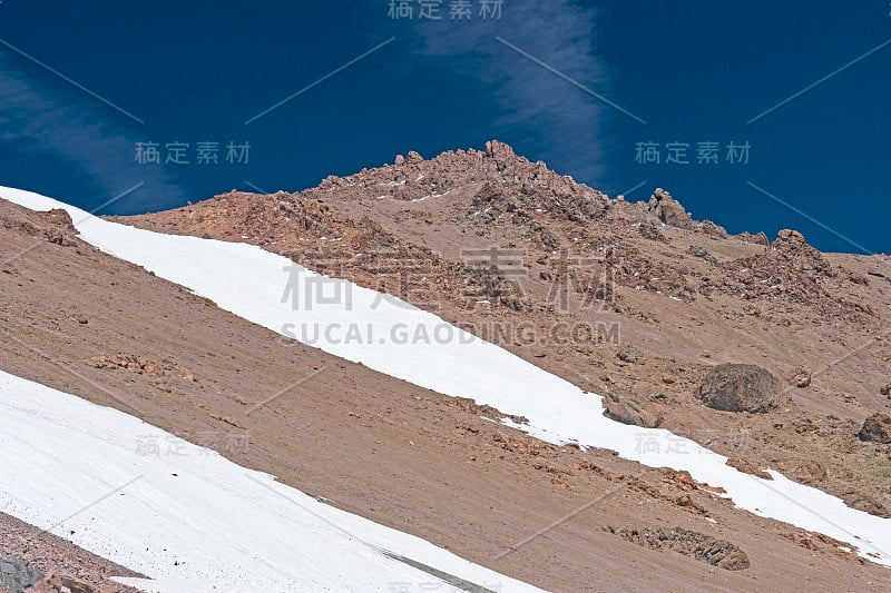 山上的雪和光秃秃的岩石